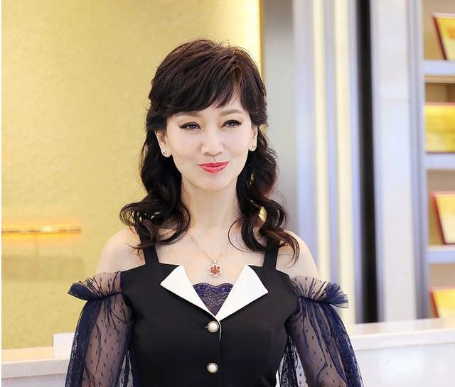 讲真,64的赵雅芝吊带露肩真像29,难怪旁边有俊俏小情人