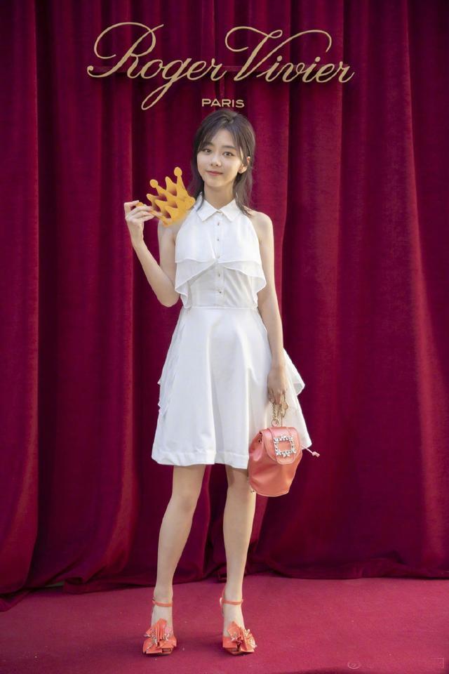 谭松韵身穿白色露肩衬衫裙,清秀大方,28岁穿成