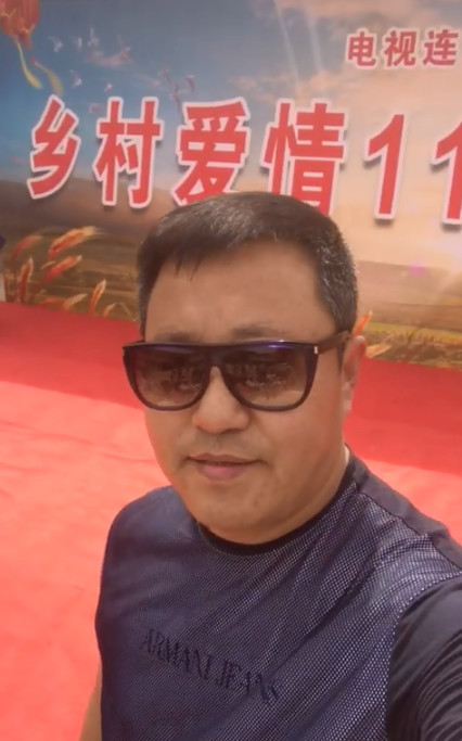 近期,《乡村爱情11》正在拍摄中,王小宝依旧在其中饰演黄世友一角.