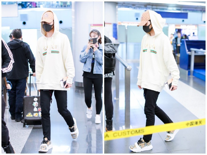 朱正廷现身机场,穿白色卫衣,帽子叠帽子却卖起