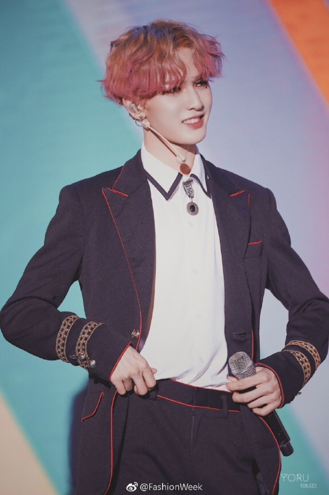 朱正廷现身机场,穿白色卫衣,帽子叠帽子却卖起