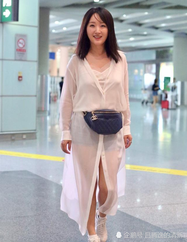 玉女杨钰莹现身机场:少女感满满! 网友:这是快50岁的