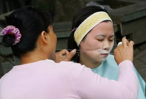▽拉脸毛,那些年,街上还没有美容院,但是有拉脸毛阿姨.