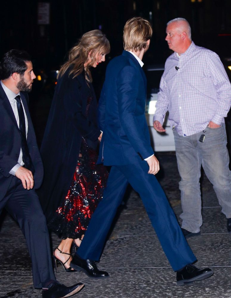 泰勒斯威夫特穿红黑色蕾丝长裙现身 牵手男友