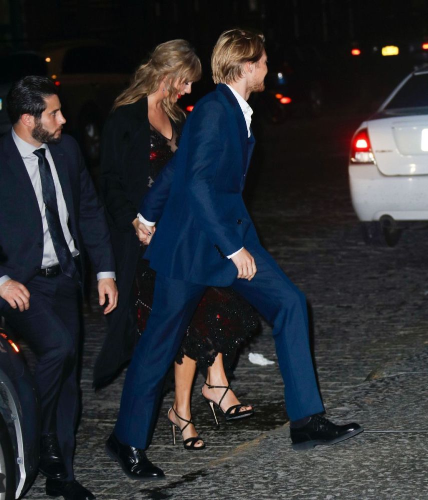 泰勒斯威夫特穿红黑色蕾丝长裙现身 牵手男友