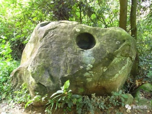 官坑村位于高州城东的谢牛岭山脚下,离高州城区约5公里,该村由连绵