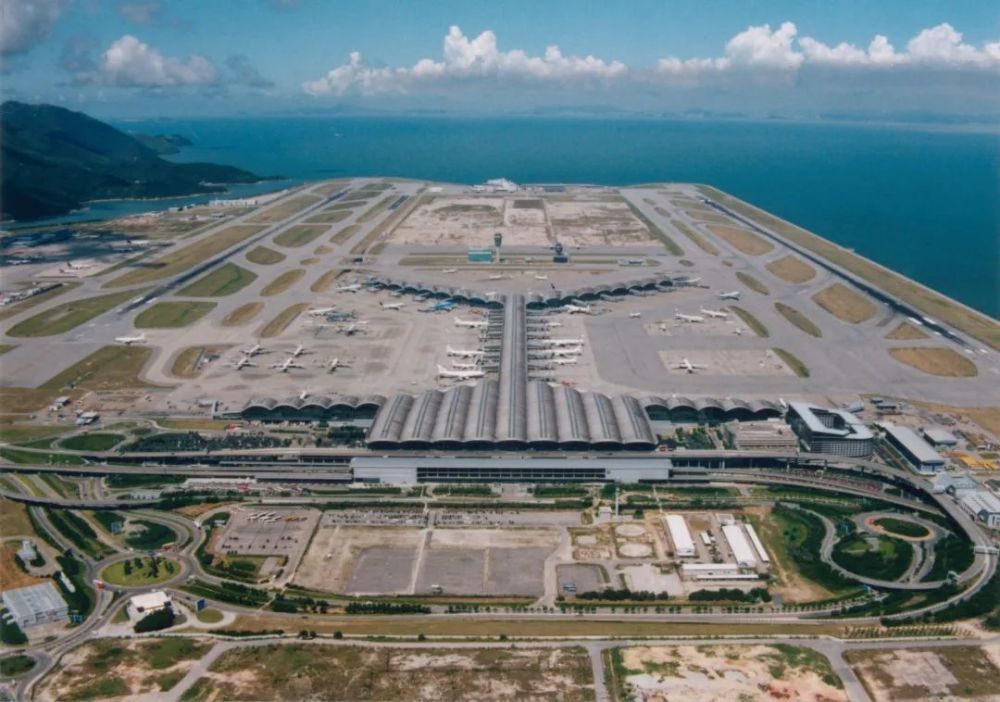 在香港国际机场建成以前,香港使用的是位于九龙东部的启德机场.