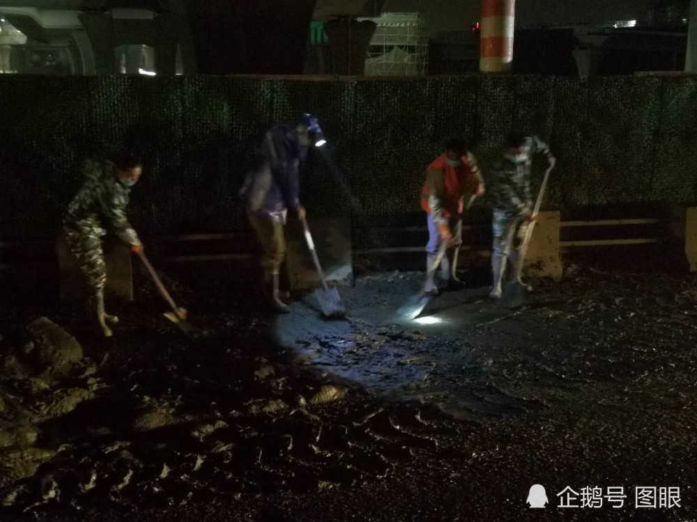 成堆粪袋洒落数千米 粪臭弥漫全城被污染