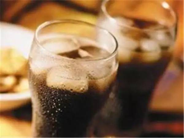 无糖可乐:一小时从牙齿伤到腰围?