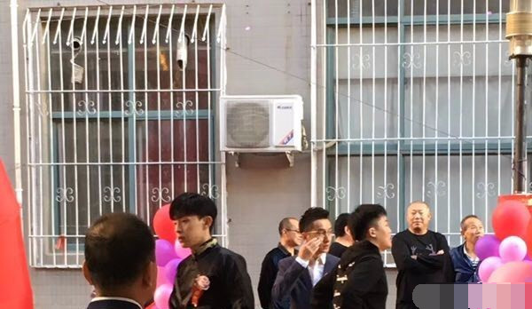 邓伦又给发小当伴郎了,网友:邓伦还有没结婚的发小吗