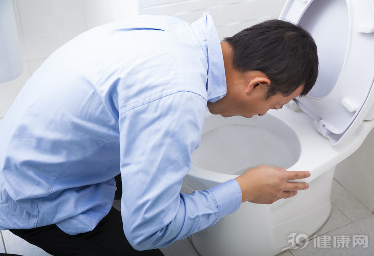 过期食品上饭桌，央视曝光：生产日期随意改，过期秒变“新鲜货”
