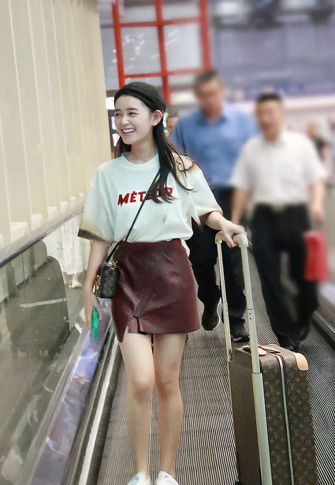 蒋依依的侧面笑容照像极了迪丽热巴!不管穿什么,笑容