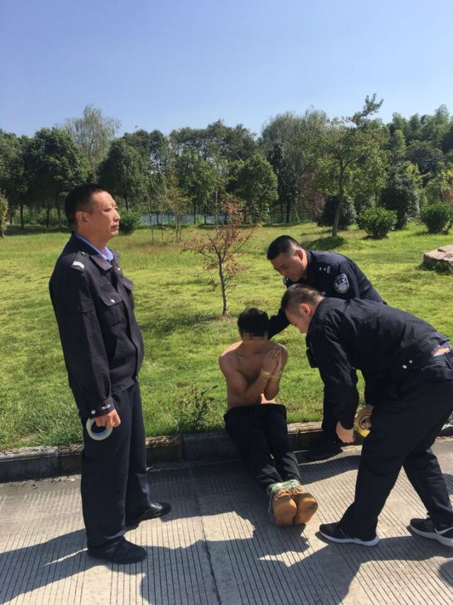 商丘男子突发精神疾病 在高速服务区赤膊狂奔