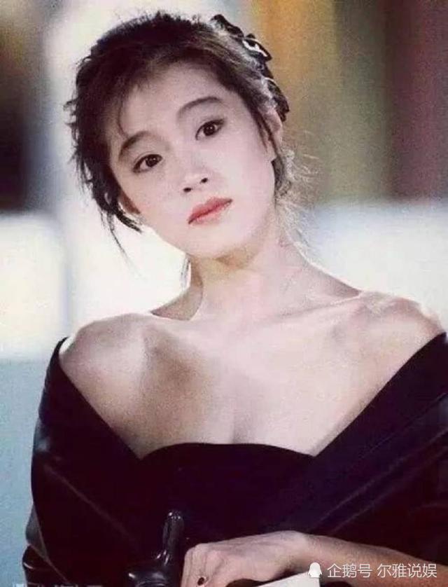 53岁中森明菜近照,上身完美下身很无语,瘦成这样还敢跑出来!