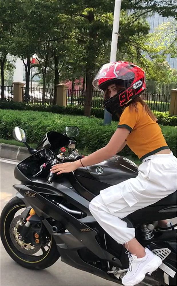 偶遇雅马哈r6摩托车,车主是一位小姐姐,身材苗条背影