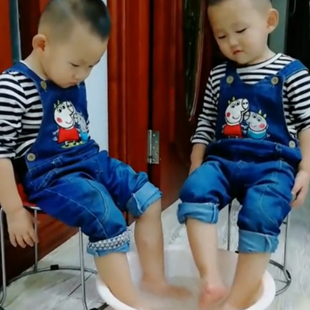 双胞胎一起洗脚,看到弟弟用力踩出一个水花,哥