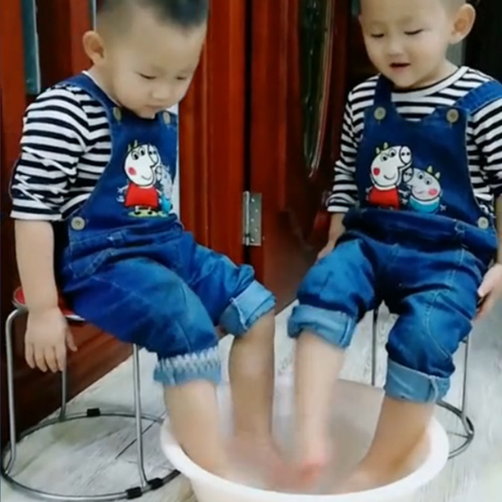 双胞胎一起洗脚,看到弟弟用力踩出一个水花,哥