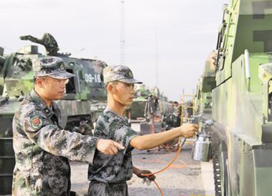 军车上的迷彩是怎么涂的老兵贴好喷一下撕一下就行了