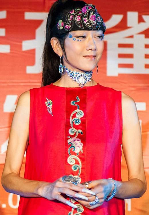 60岁杨丽萍近照曝光,面部吓人,网友:孔雀仙子也老了!