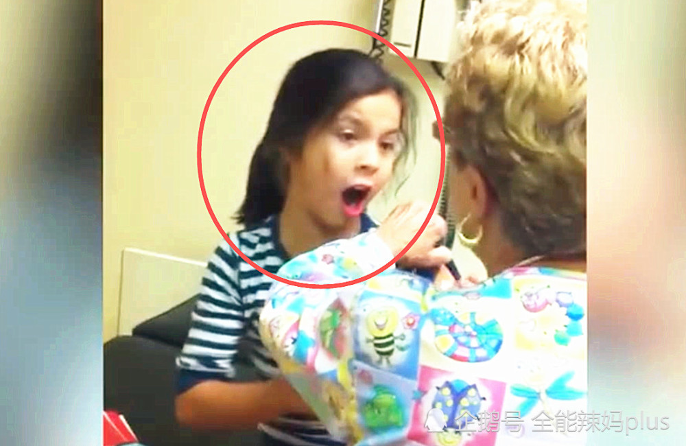 看到宝宝打针时那绝望的眼神,医生都没忍住笑