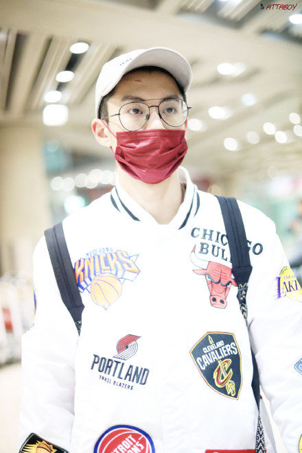 王鹤棣现身整形医院做微调?粉丝辟谣:修复额头