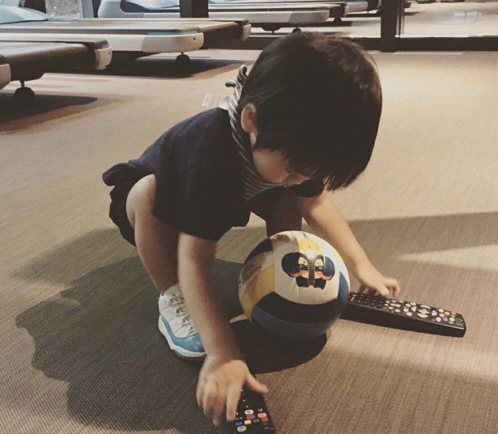 陈若仪欣慰儿子走楼梯越来越稳!兄弟俩一个爱