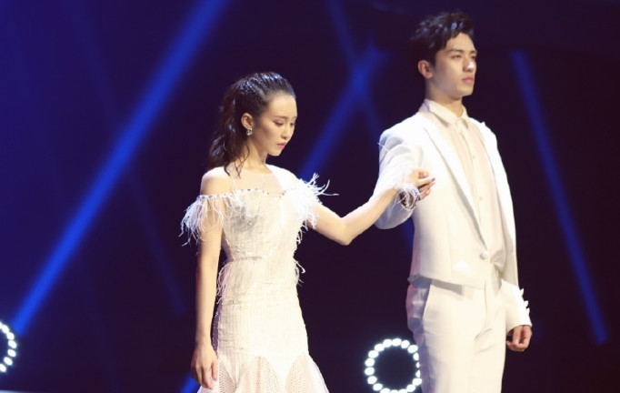 许魏洲方曝光聊天记录,坐实护膝上有针而非塑