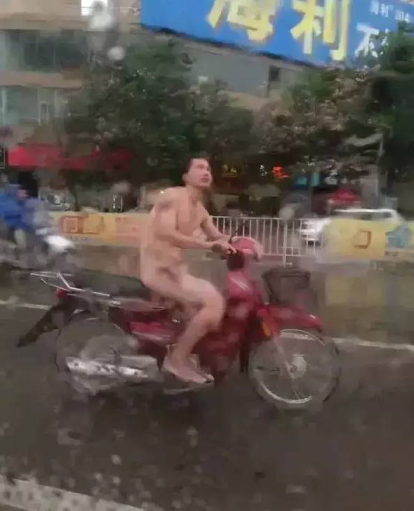 亮瞎眼!網傳吳川一男子光身子騎摩托遊梅錄大街!(图1)