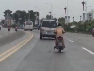 亮瞎眼!網傳吳川一男子光身子騎摩托遊梅錄大街!(图3)