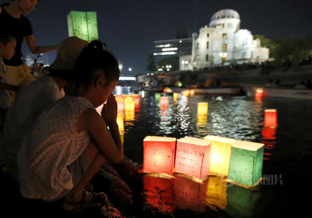 日本民众放河灯纪念原子弹轰炸70周年