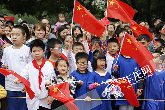 重庆举行国庆升国旗仪式 400余名青少年上了一