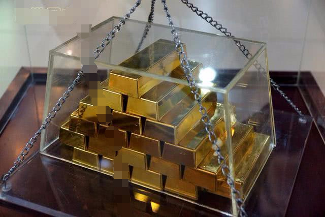 这是一捆价值超过600万元的金条.你想试多少?
