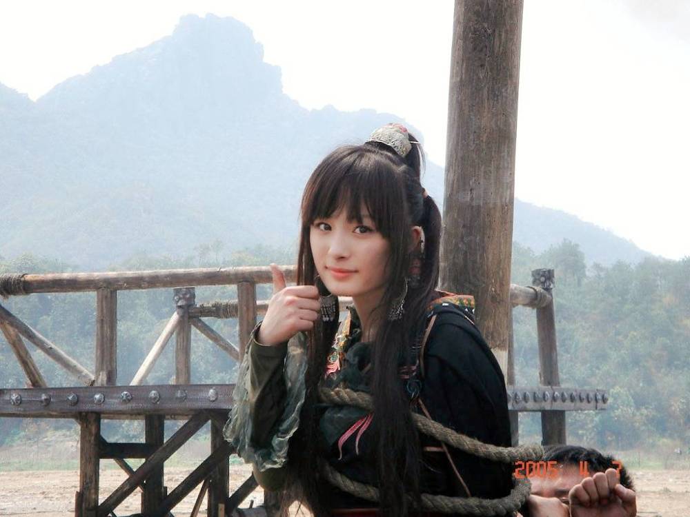 杨幂罕见旧照被扒,看完真被惊到了,连戴着牙套