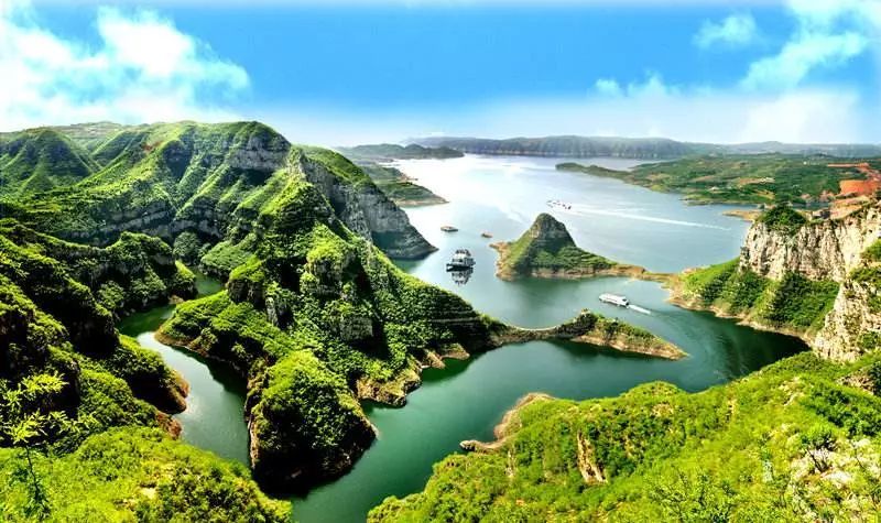 黄河三峡风景名胜区 黄河三峡位于临夏自治州,它耸立在碧水蓝天的大