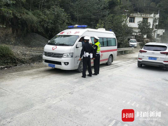 司机让行救护车后遭后车反复别停 腾讯网