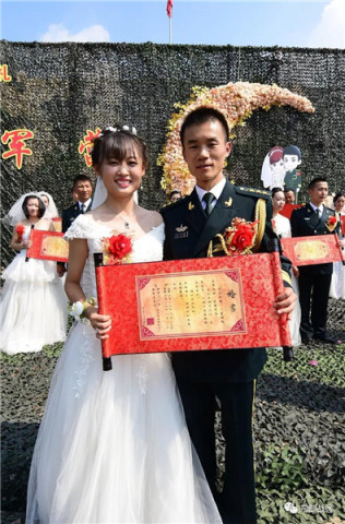 婚纱军装_婚纱军装照