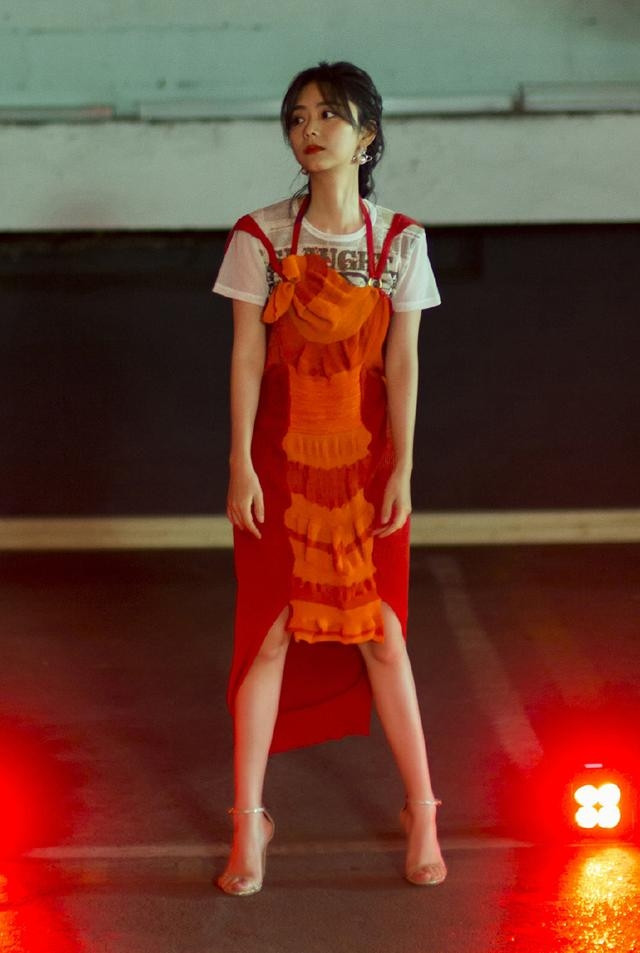 谭松韵厉害了,穿围裙直接就上时装周了,以前几