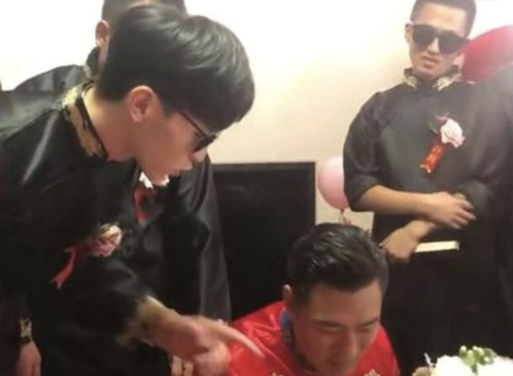 邓伦干伴郎干出名堂，做一行热爱一行!粉丝:笑得跟“傻子”一样