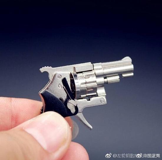 男子售4cm枪形钥匙扣被拘 警方回应:已认定为