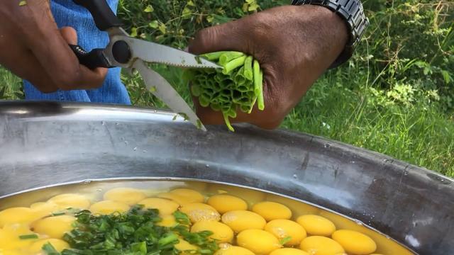 印度小伙做菜一流,用50个鸡肉做美食跑蛋,看山大洋鸡蛋图片