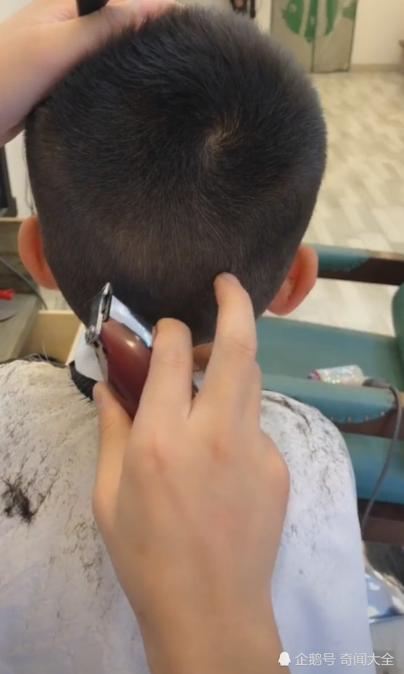 真的是没有想到现在的小男孩居然这么的新潮 最后我们给他把头发就剪