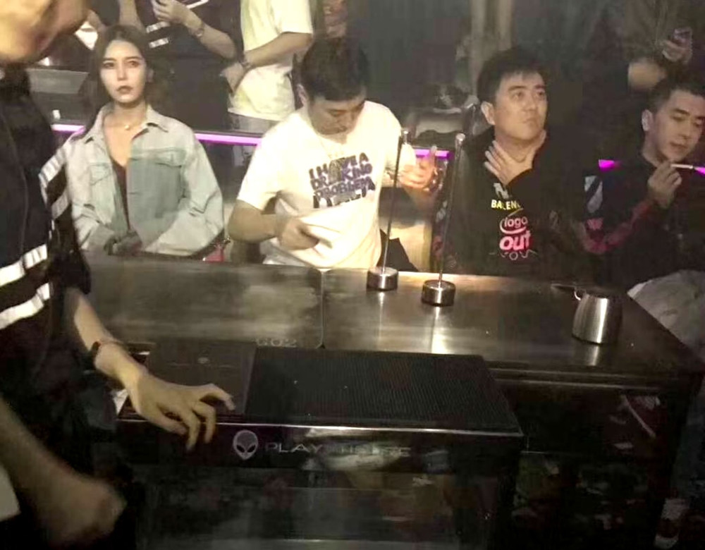 王思聪现身夜店刻意回避美女，只因被现任陈雅婷管得太严?