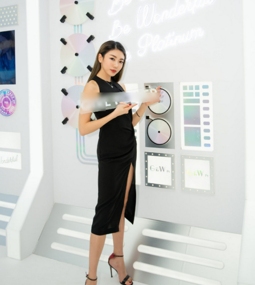 程晓玥现身短裙搭高跟鞋俏皮灵动女人味十足 