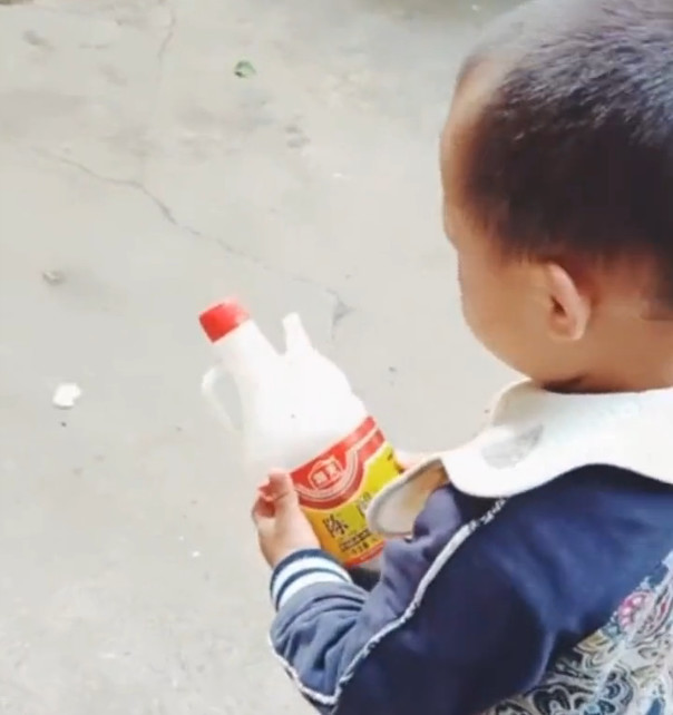 宝宝捧着醋瓶子喝了一口,接下来宝宝的表情,让