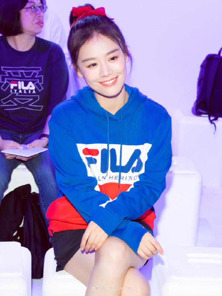 马思纯30岁了还扮嫩,头上绑蝴蝶结,变清纯美少女!