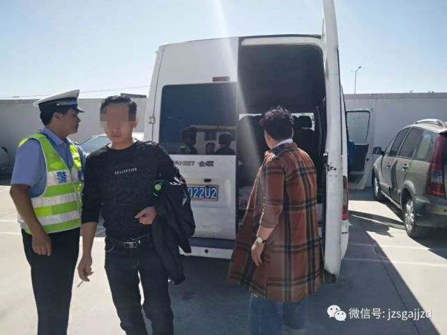 焦作一司机遇查车慌张 6人座的小客车居然装下