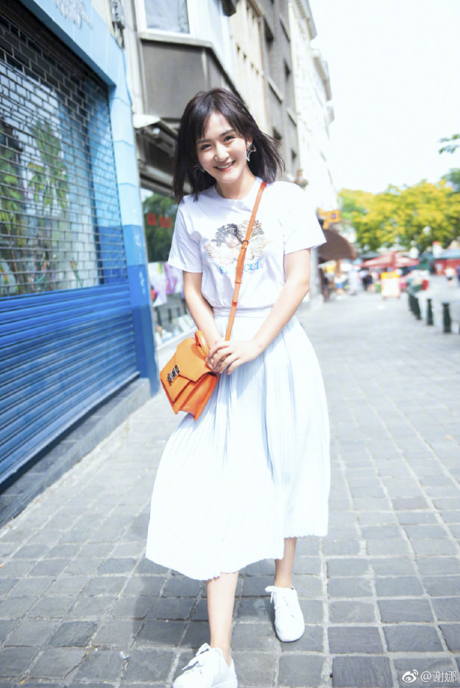 谢娜厉害了!白T恤搭配半身裙,37岁秒变成17岁