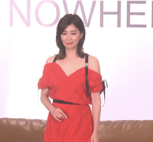 贾静雯少女太好了,波点衬衫搭配开叉裙,44岁秒