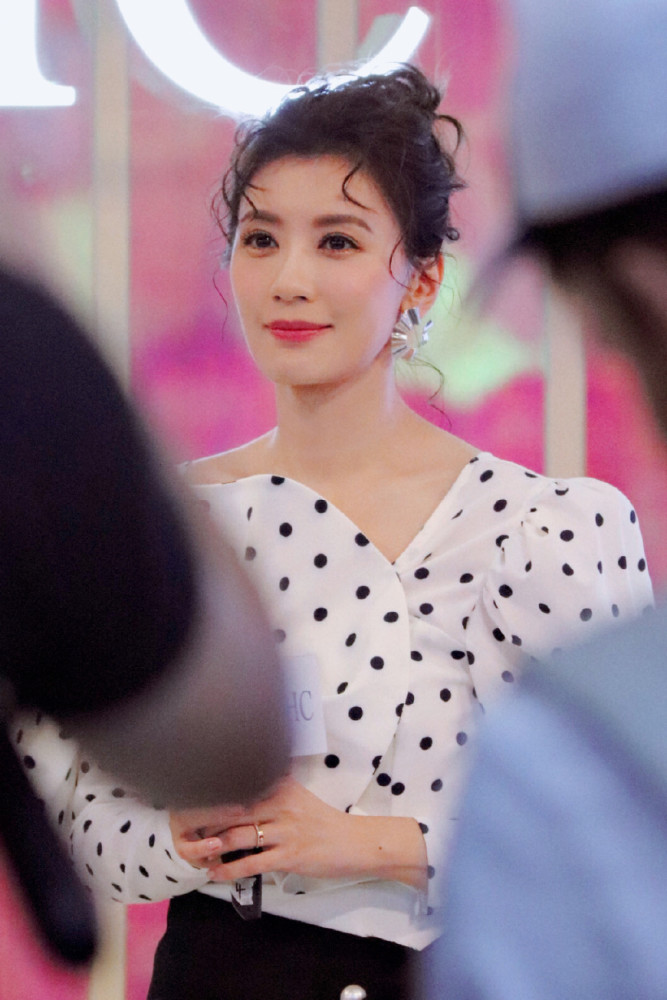 贾静雯少女太好了,波点衬衫搭配开叉裙,44岁秒