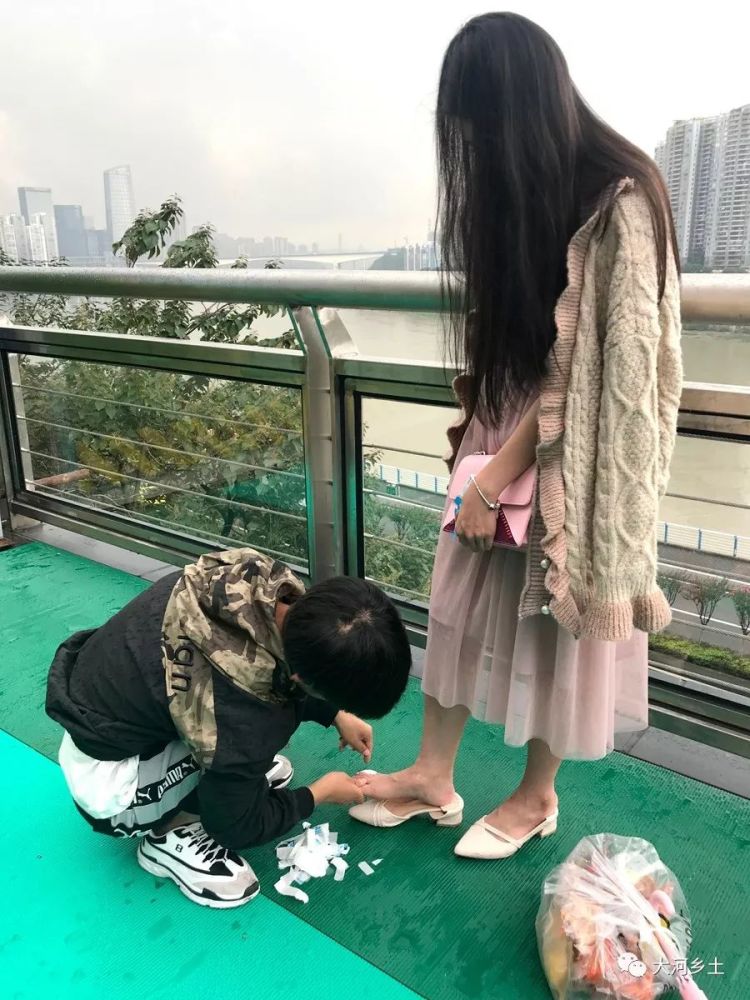 又是别人的男友!东北小伙蹲地为女友十个脚趾